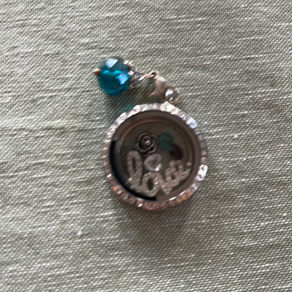 Large clear Chrystal silver hinge locket.
